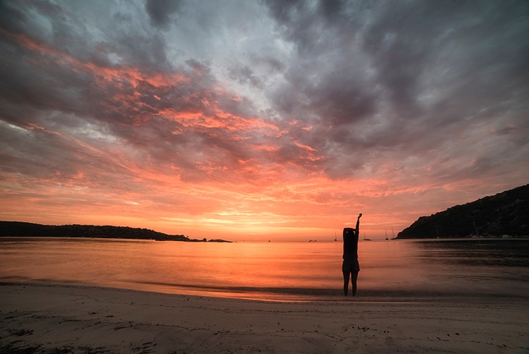 Coucher de soleil sur la plage - Expérience insolite en Corse du Sud - Les Toits de Santa Giulia, location de Villas